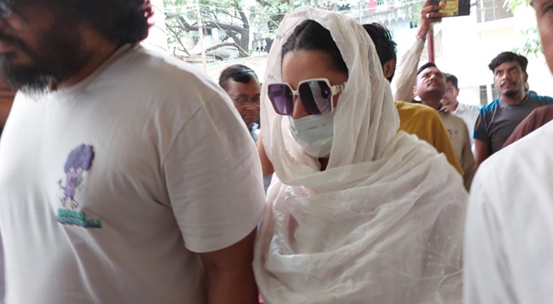 আদালতে হাজিরা দিয়ে অসুস্থ পরীমনি,জেরা পেছালেন বিচারক